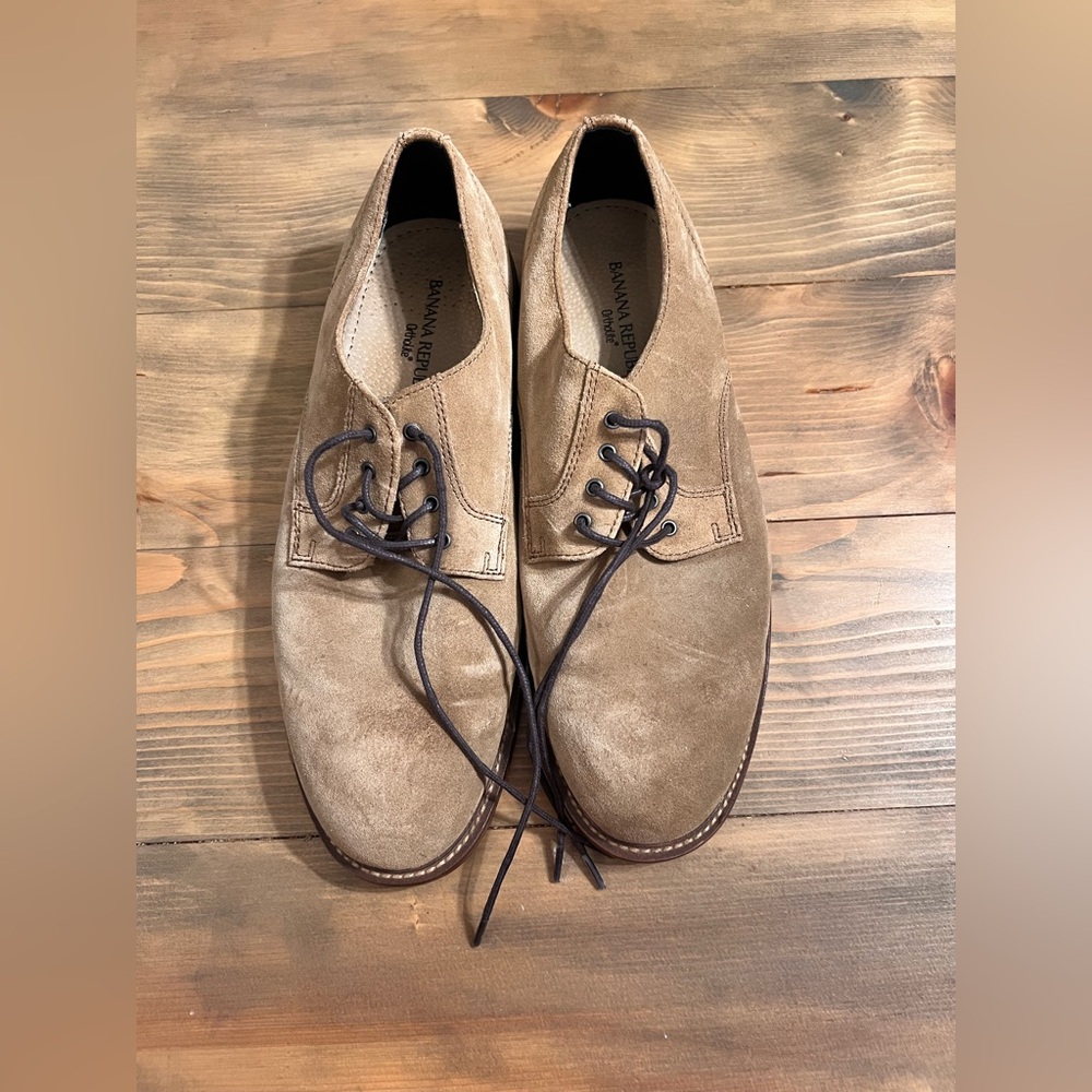 Banana Republic tan / brown Suede Leather Mens Casual Shoes. Size 9.5 Used.